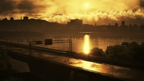 hermosa puesta de sol sobre el horizonte de la ciudad con puente