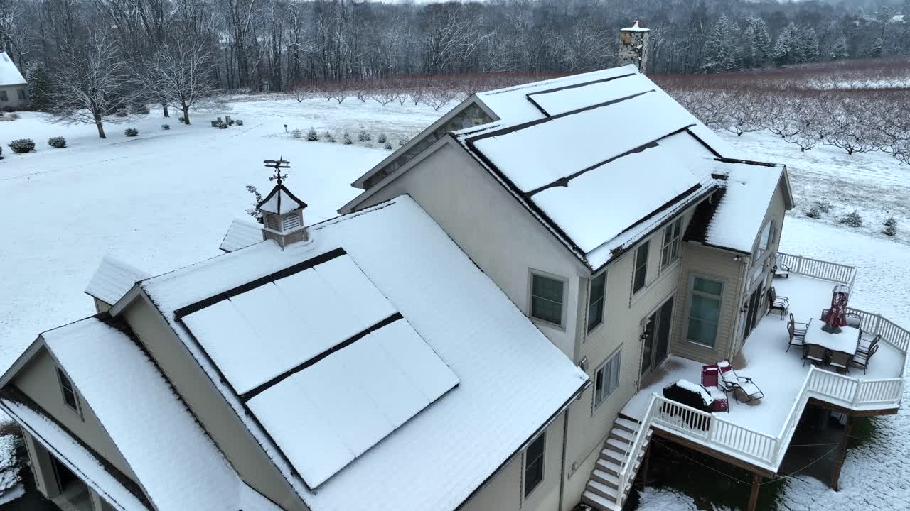 paneles solares cubiertos de nieve en nueva inglaterra, estados unidos