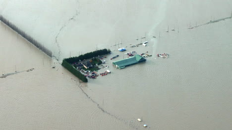 Almacén-Y-Vehículos-Sumergidos-En-Inundaciones-Después-De-Una-Tormenta-En-Columbia-Británica,-Canadá
