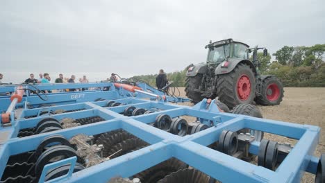 demostración de maquinaria agrícola en una exposición. los tractores operan en el campo, mostrando sus capacidades y rendimiento en acción