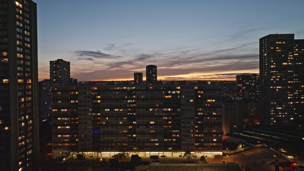 captura la animada vida nocturna de las olimpiadas desde arriba, mostrando su vibrante