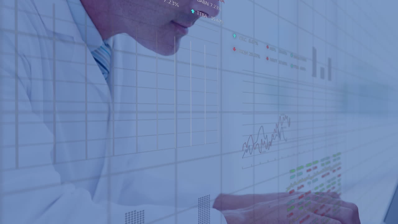 animación del procesamiento de datos sobre el médico masculino caucásico