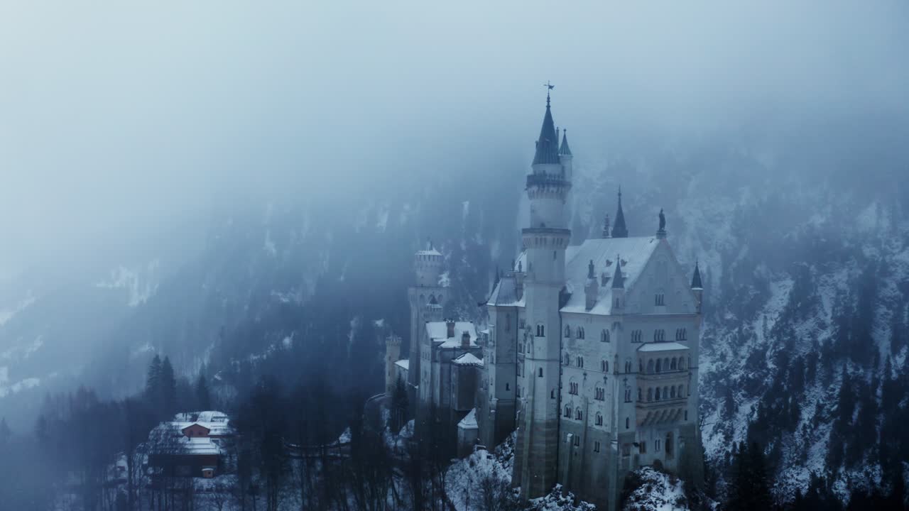 el castillo de neuschwanstein en la niebla de invierno