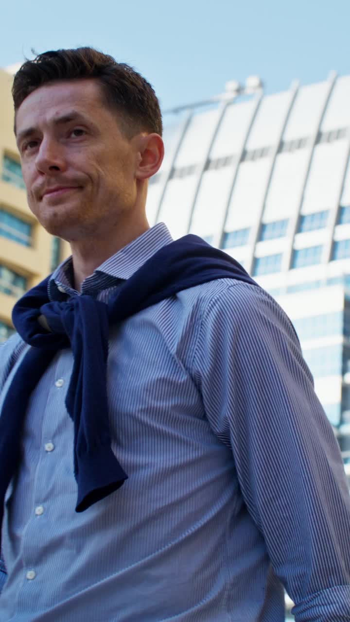 hombre bebiendo café en la ciudad