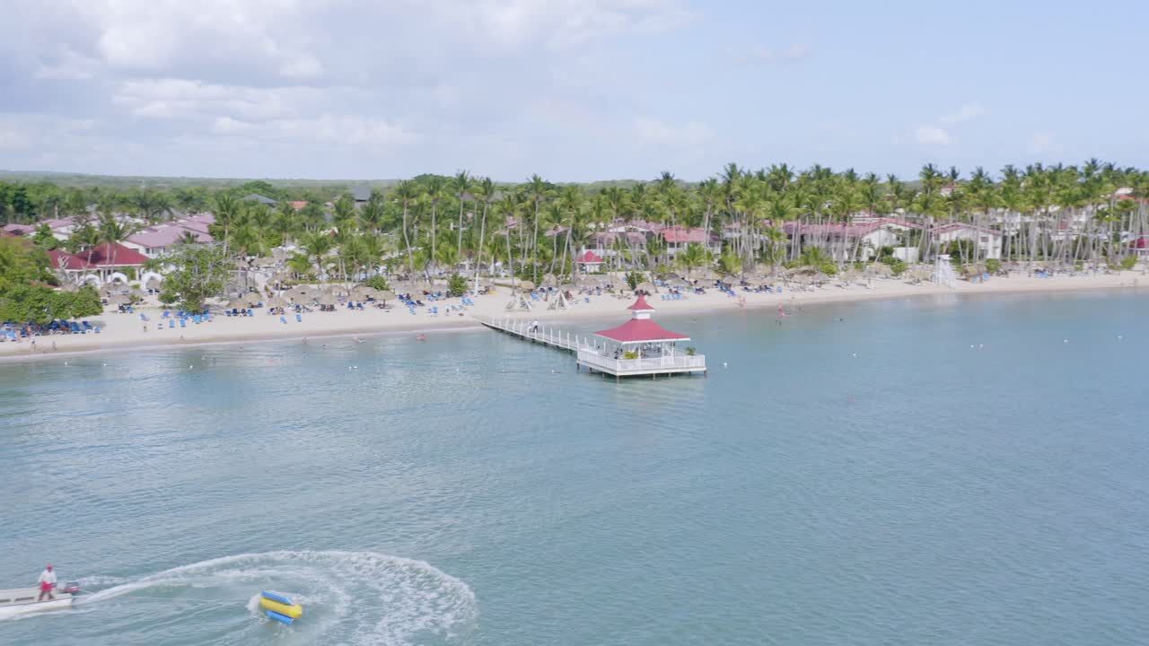 vista de aerila de la lancha motora de crucero y la villa bahia principe grand la romana con playa privada y embarcadero