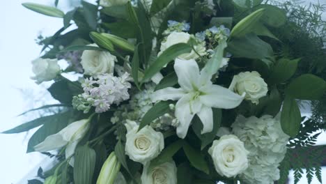 bouquet de roses et de diverses espèces de fleurs soufflant dans le vent