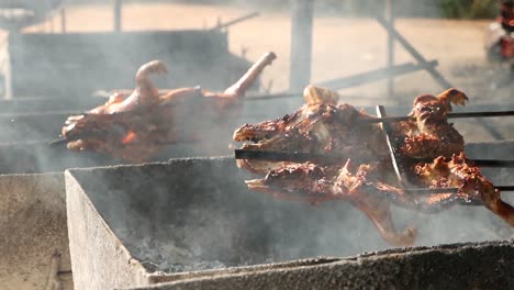 Das-Garen-Eines-Mit-Dem-Ganzen-Körper-Gebratenen-Schweinefleischs,-Das-Auf-Einem-Holzkohlegrill-Zubereitet-Wird