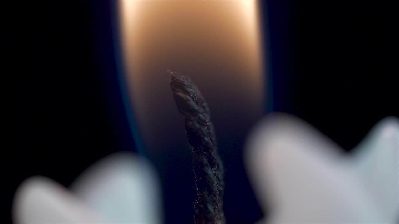 primer plano de una mecha de vela en llamas