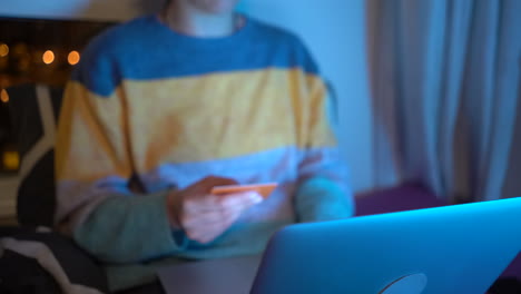 compras con tarjeta de crédito en la computadora portátil por la noche y en la cama