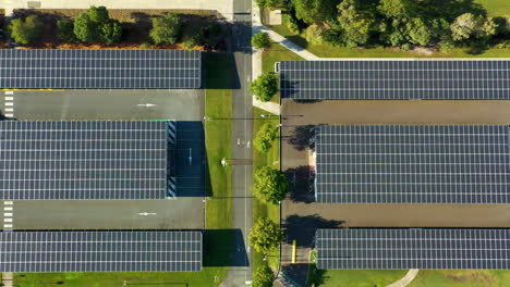 aparcamiento de sobrevuelo de pájaros cubierto con rejilla de paneles solares, dron aéreo de 4k
