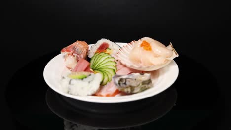plato de sushi giratorio con varias selecciones