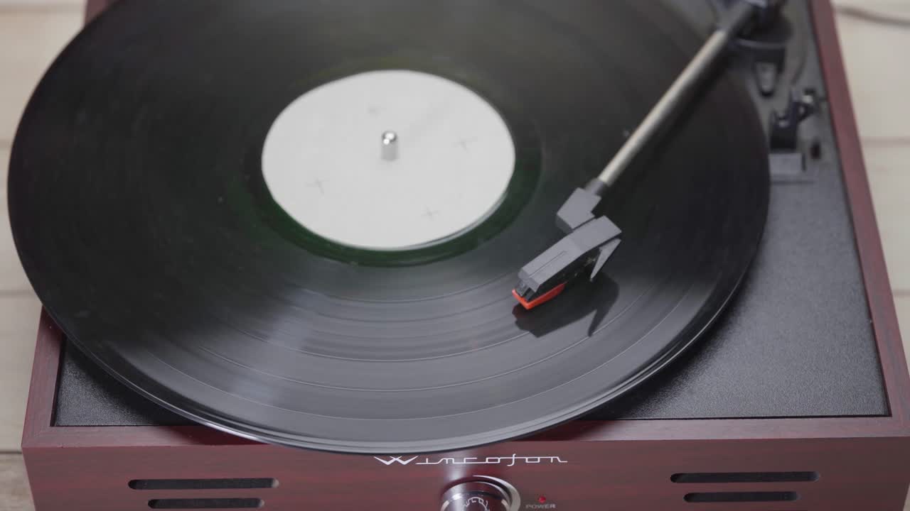 Primo piano di un disco in vinile che gira su un giradischi