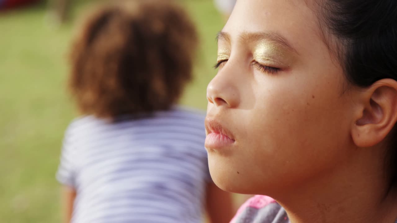 aplicando sombra de ojos a la mano en una chica 4k
