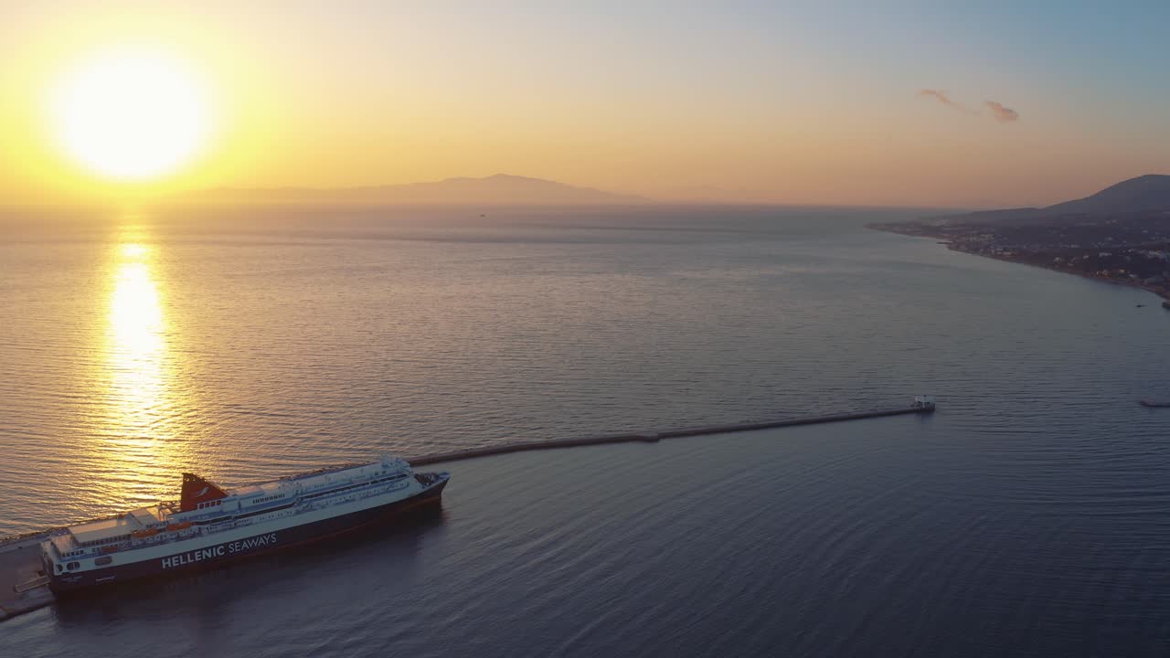 아테네, 레스보스, 그리스로 가는 페리와 함께 바다에서 일출을 드러내는 미틸리니 시내 상공의 공중 드론 비행