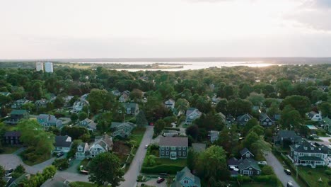 Vista-Aérea-De-La-Rica-Ciudad-Suburbana-De-Jamestown-Rhode-Island