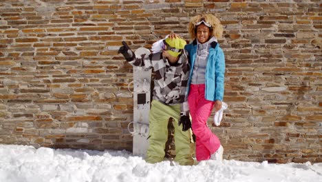 Snowboarder-Mit-Glücklichem-Freund,-Der-Nach-Oben-Zeigt