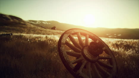 Vieja-Rueda-De-Madera-En-La-Colina-Al-Atardecer