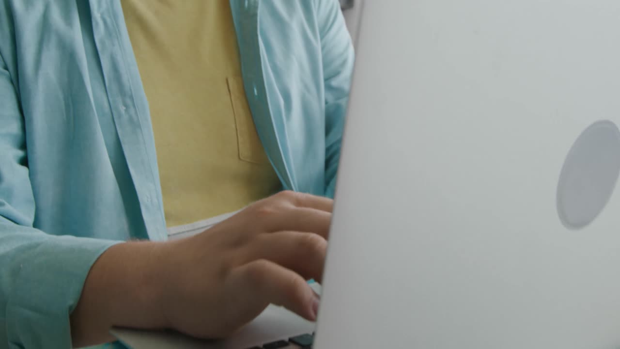 un hombre que hace tablas de surf en su taller