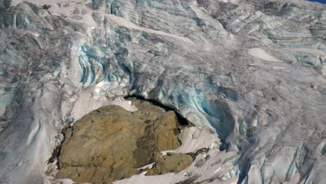 Campo-De-Hielo-Del-Glaciar-Matier-A-La-Luz-Del-Sol-En-El-Lago-Upper-Joffre-Cerca-De-Pemberton,-Canadá