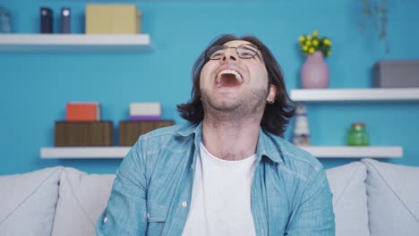un joven alegre y muy hablador hablando mirando a la cámara.