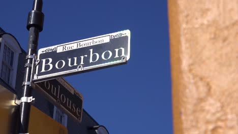 letrero de la calle bourbon barrio francés nueva orleans