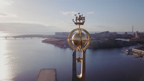 símbolo de velero en la parte superior de una vista aérea del puerto en un panorama de la ciudad, san petersburgo, rusia