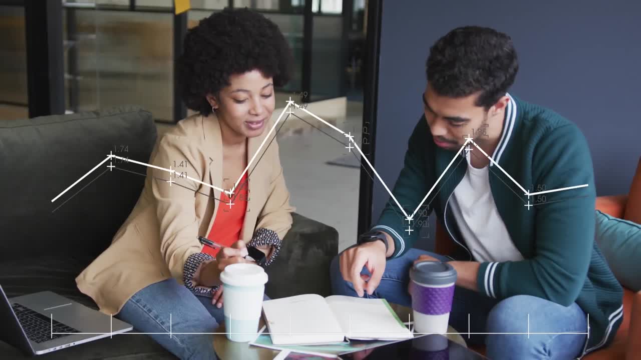 animación del procesamiento de datos sobre diversas personas de negocios en la oficina