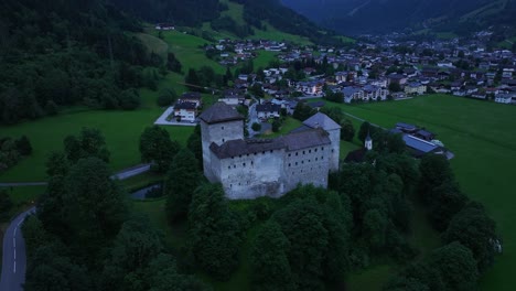 Blick-Auf-Das-Malerische-Dorf-Unterhalb-Der-Majestätischen-Burg-Kaprun