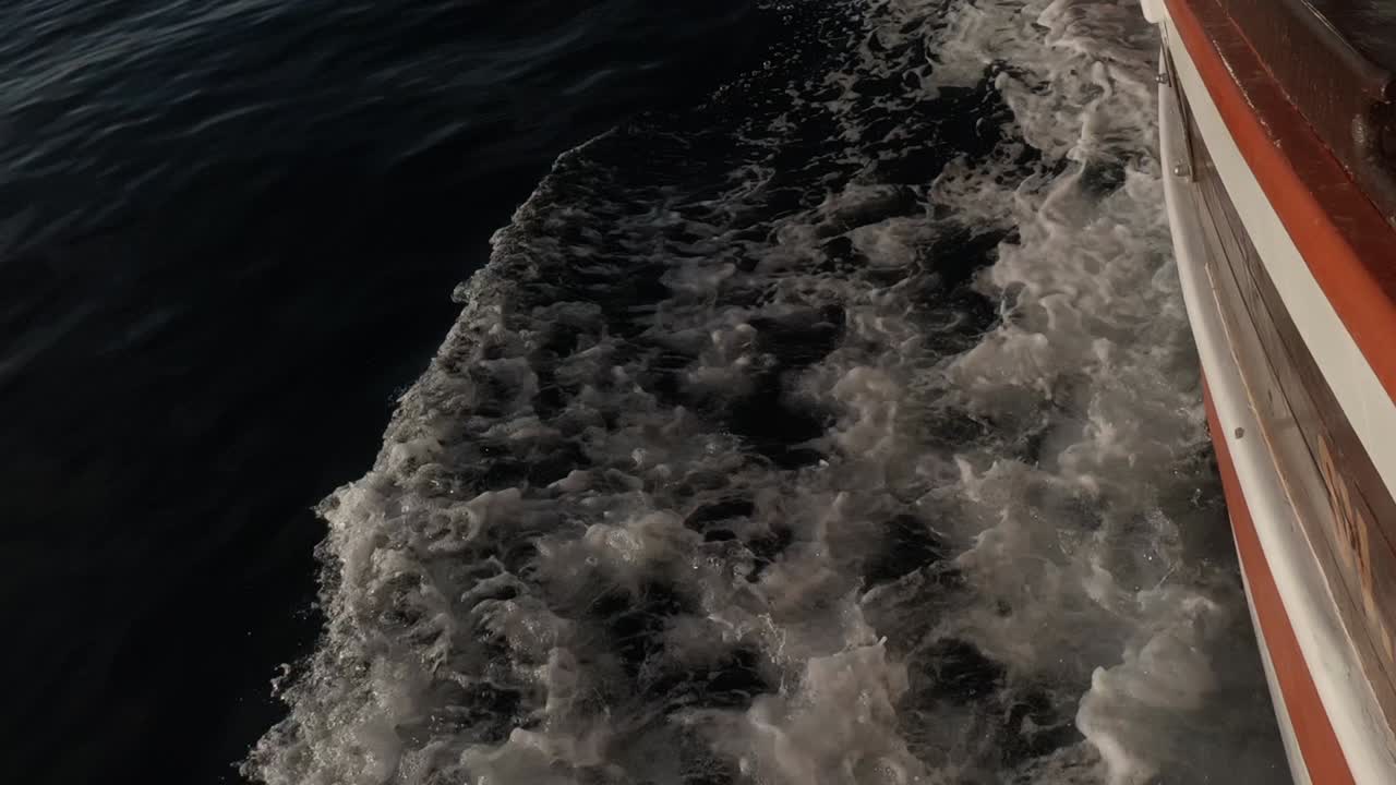 toma de olas de proa mientras el barco avanza suavemente