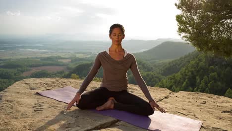 Mujer-haciendo-yoga-fuera-de-50