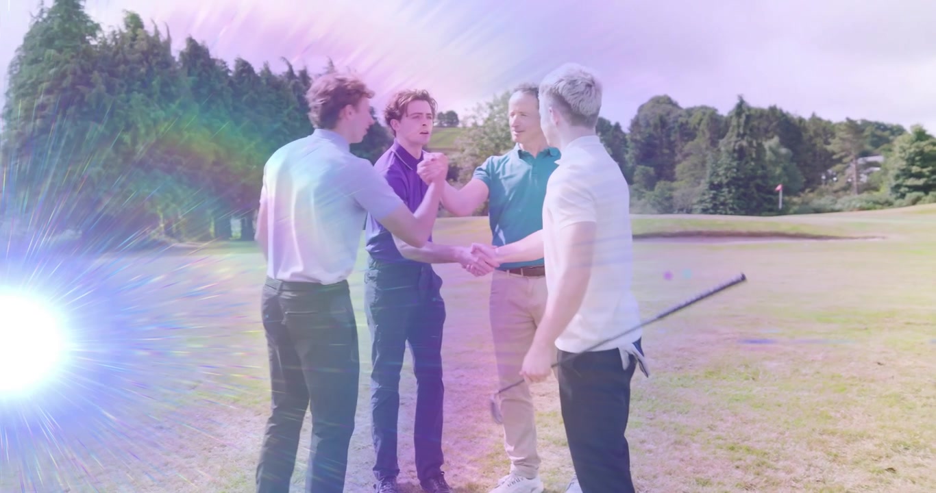 Quattro golfisti che si stringono la mano e si danno il pugno dopo un colpo, celebrando un round di successo sul fairway.