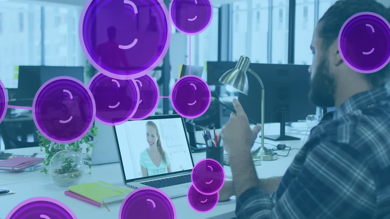 Chiamata in arrivo con nodi viola scintillanti in sovrapposizione a un lavoratore che allunga la mano verso una lampada, rivelando un portatile per un ospite che lavora