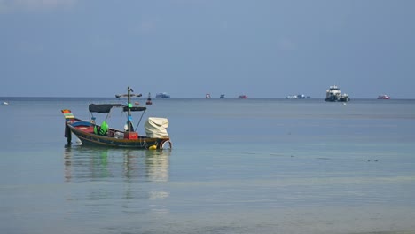 Zeitlupen-Kinoaufnahme-Eines-Traditionellen-Thailändischen-Baot-Auf-Offenem-Meer