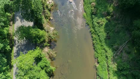 una vista aérea de un arroyo y una carretera en los días de verano