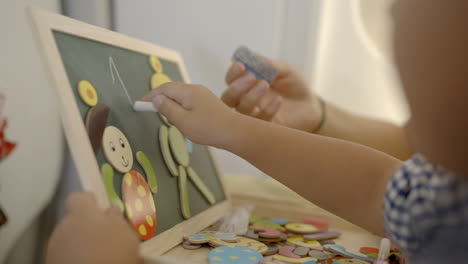 Educación-De-Un-Niño-Con-Juego-Y-Dibujo.