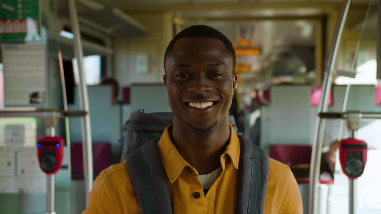 hombre viajando en tren