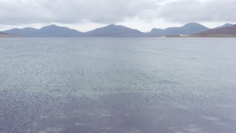 Una-Pareja-De-Recién-Casados-Comparten-Un-Beso-En-La-Playa-Luskentire-En-La-Isla-De-Harris-En-Las-Hébridas-Exteriores-De-Escocia