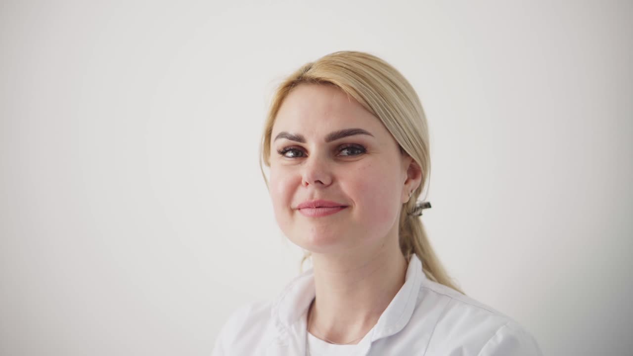 procedimiento de hardware en cosmetología. peeling, fonoforesis, masaje y estiramiento facial en una clínica de belleza. el cosmetólogo suaviza las arrugas con microcorrientes.