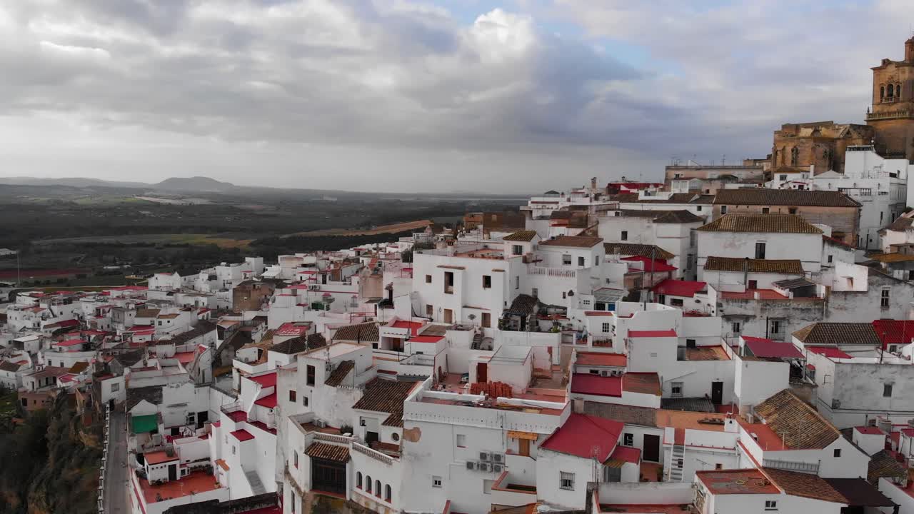 Panoramische drone-opname over het prachtige witgekalkte dorp Arcos de la Frontera in Andalusië, Spanje