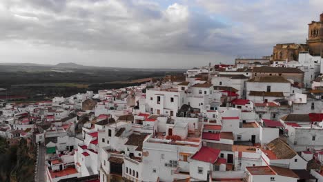 Drone-Aéreo-Sobre-El-Hermoso-Pueblo-Encalado-De-Arcos-De-La-Frontera-En-Andalucía,-España