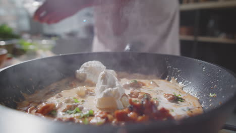 preparación de un plato de pollo cremoso