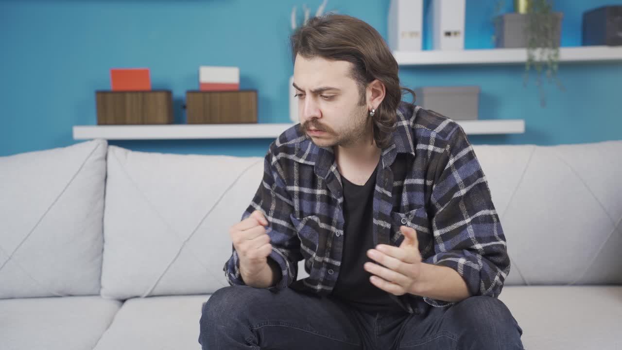 hombre aburrido y reflexivo.