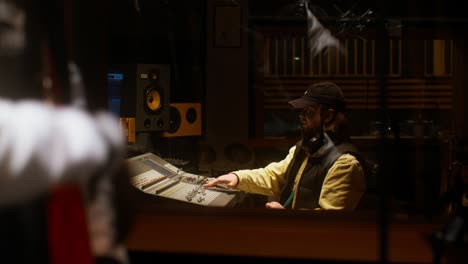 músico en un estudio de grabación
