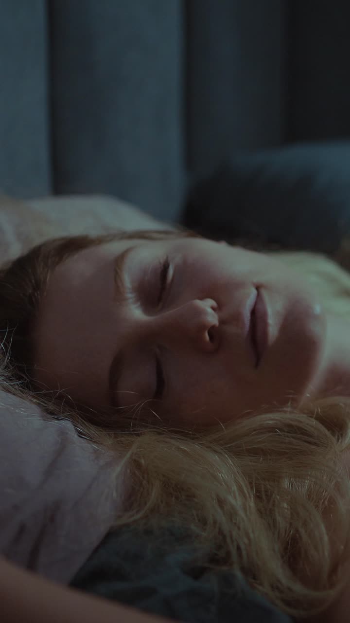 mujer durmiendo en la cama