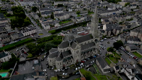 Saint-Martin-Kirche-Im-Stadtzentrum-Und-Im-Stadtbild,-Vitré-In-Der-Bretagne,-Frankreich