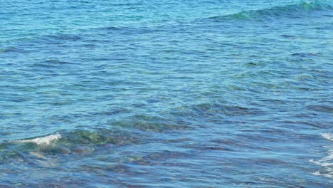 prachtige rustige zee op een zonnige dag bij het eiland tenerife