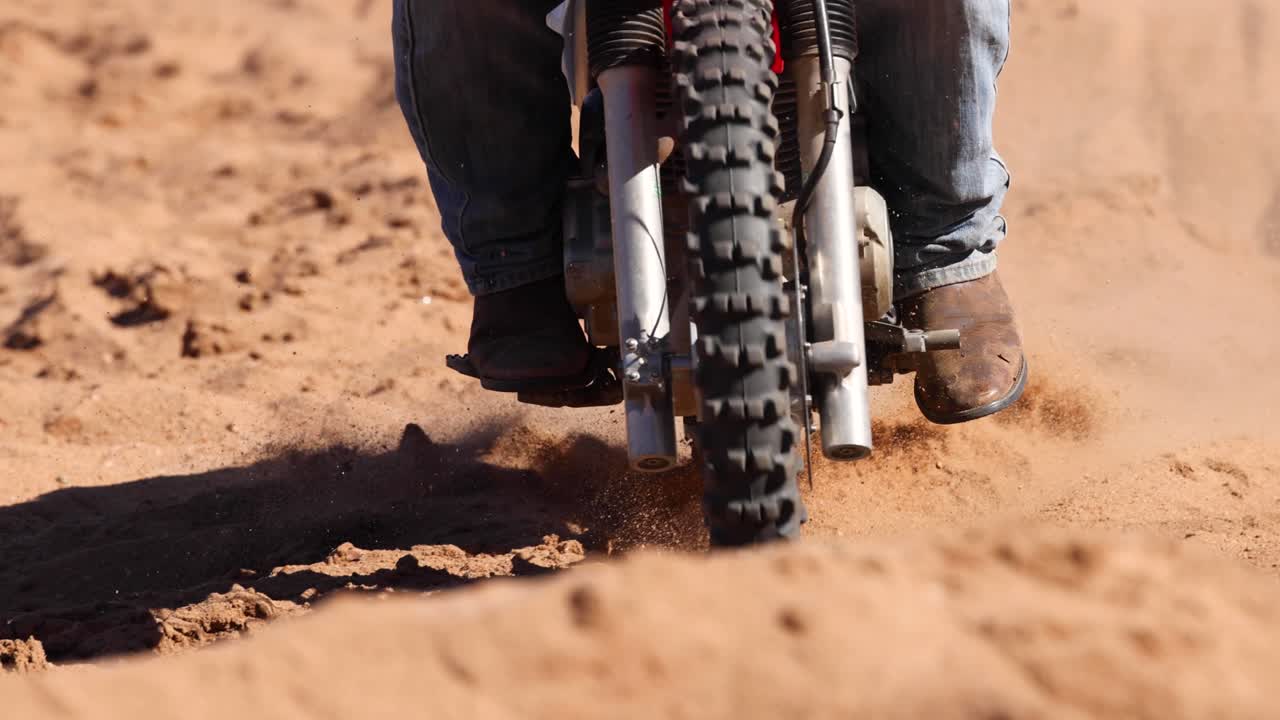 Motociclista perdendo o controle e caindo na terra
