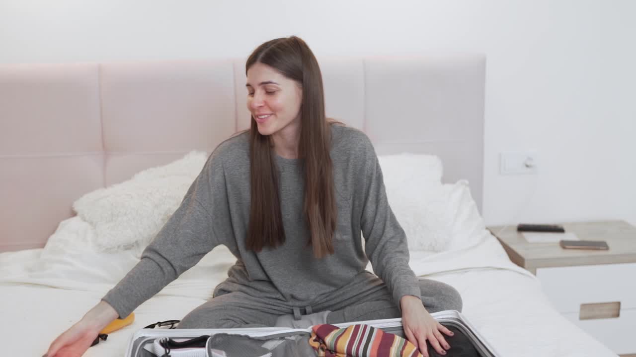 bella chica recoge una maleta para vacaciones, plan general