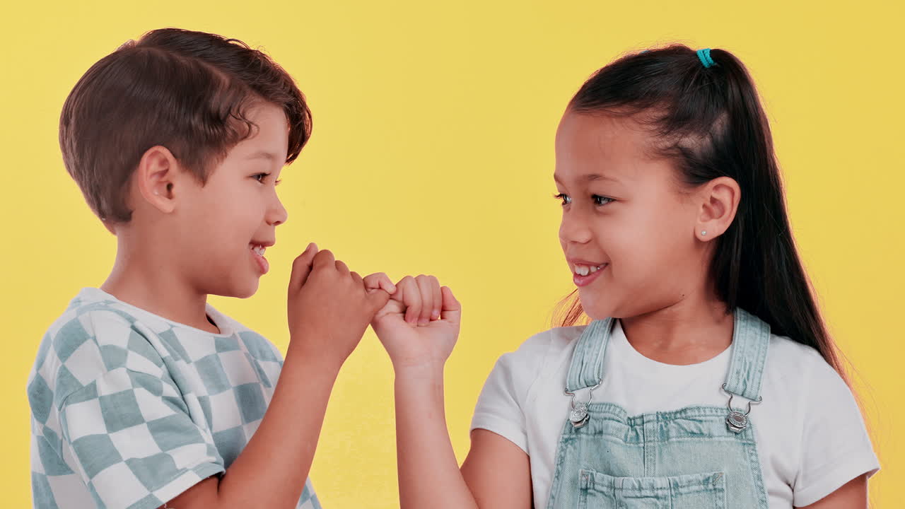 Bambini che fanno il giuramento del mignolo