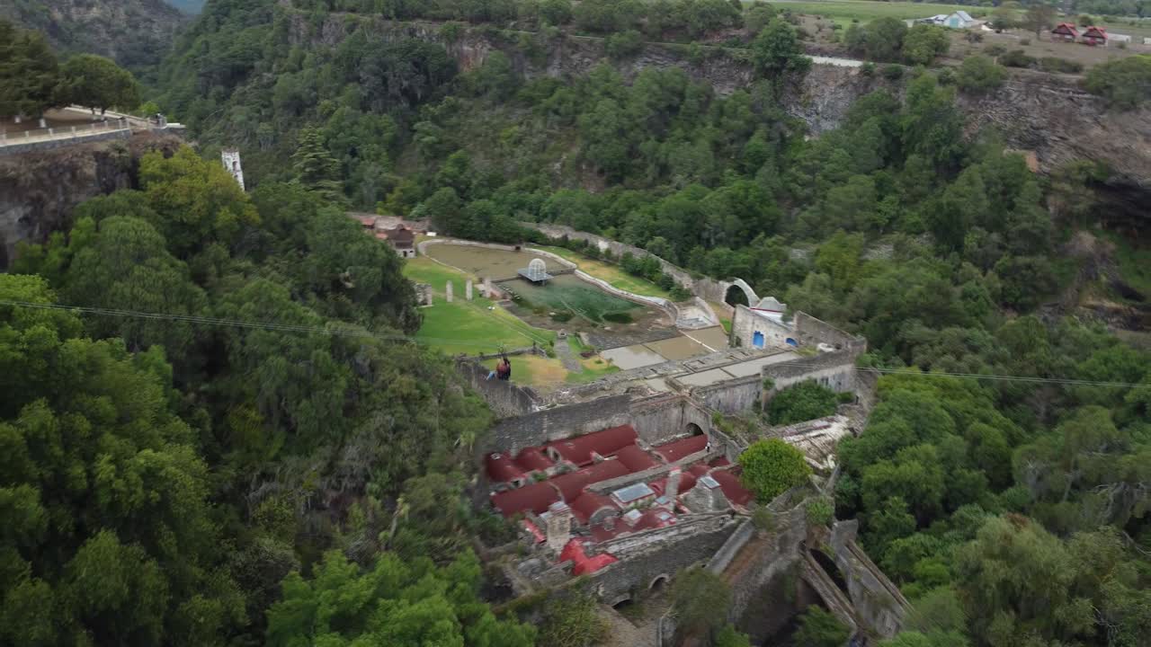 drone view de los prismas basálticos, donde se encuentran los prismas de hidalgo y el rancho de santa maria regla